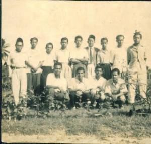 Gambar sebahagian daripada guru Sekolah Melayu Laki-laki Kuantan (1956)