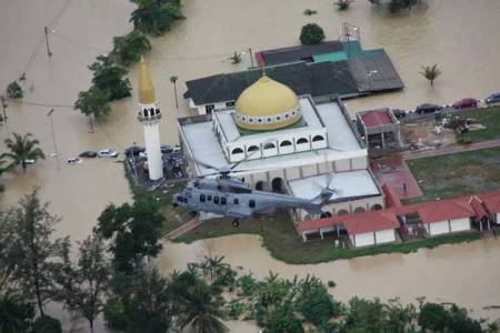 Kelihatan helikopter EC725 milik TUDM berlegar di atas Masjid Sungai Isap