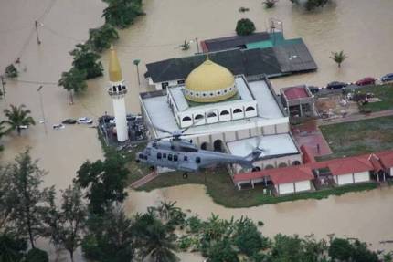 Kelihatan helikopter EC725 milik TUDM berlegar di atas Masjid Sungai Isap