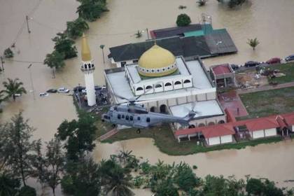Kelihatan helikopter EC725 milik TUDM berlegar di atas Masjid Sungai Isap