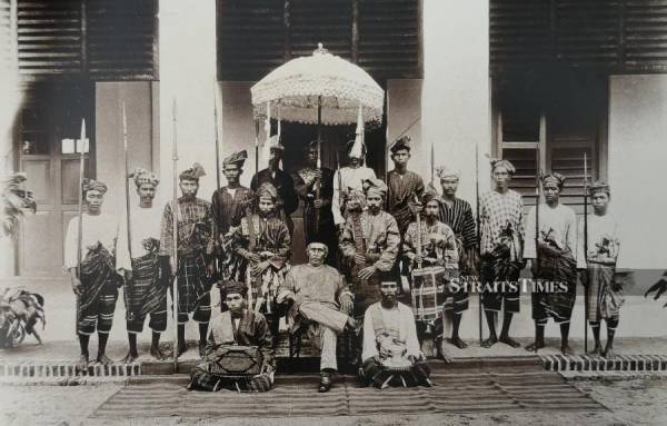 Sultan Ahmad and his entourage in 1897.